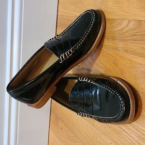 Weejuns by Bass loafers. Women's Sz 6. Handcrafted leather. Like new condition.